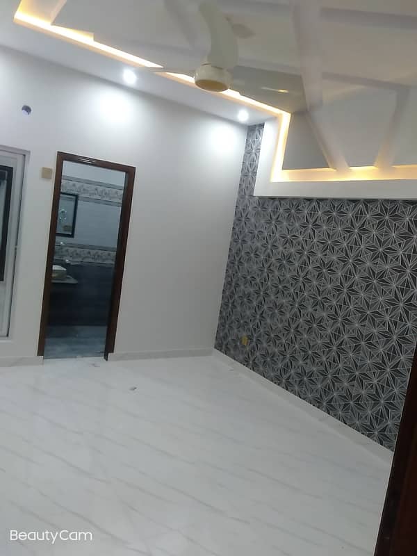 Vip beautiful 6 marla lower portion is available for rent in sabzazar lhr 9