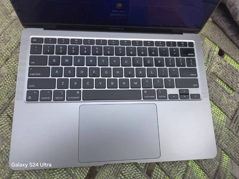 Macbook air M1 8/256 less count only 86 with box and all geniunes. 9