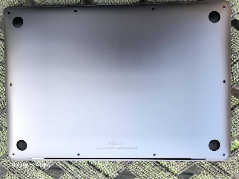 Macbook air M1 8/256 less count only 86 with box and all geniunes. 12