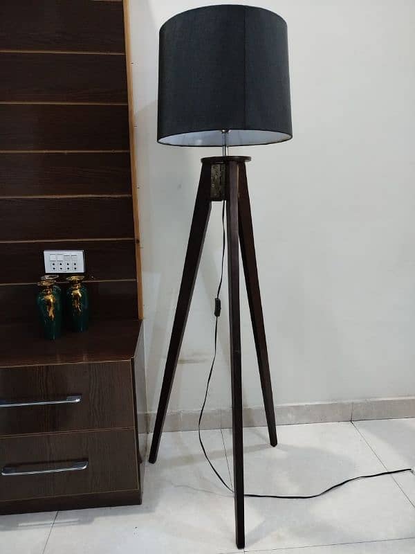 Black Tripod Floor Lamp – Perfect for Modern Spaces! 2