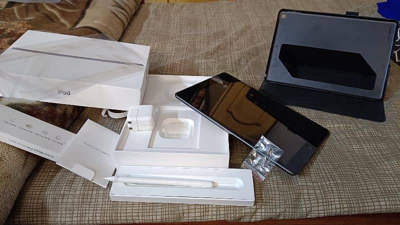 Apple Ipad 7th Generation 32 Gb with pencil and Case & Box 6