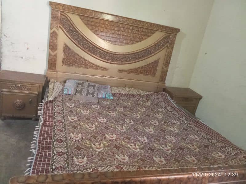 king size bed without mattress and dressing table 0