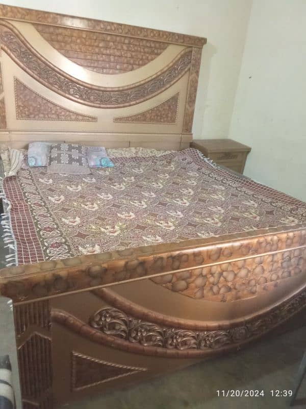 king size bed without mattress and dressing table 2