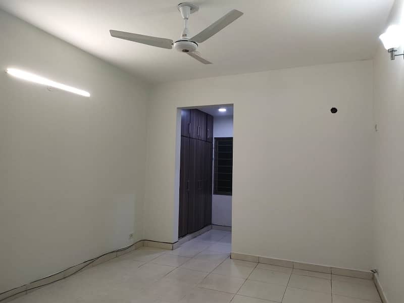 Open View 12 Marla 4 Bed Flat On 4th Floor Available For Rent In Askari 11 Lahore 7