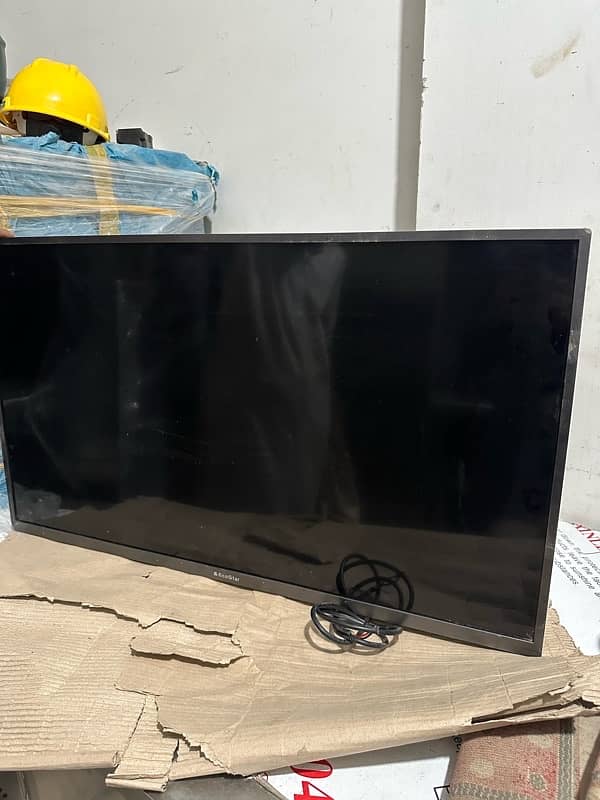 TCL 44 inch LCD Mint Condition 4