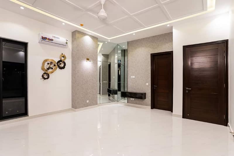 01 Kanal Ultra Modren Design Banglow With Full Furnished Full Basement For Sale ,Home Threter/Swimming Pool, Top Location Of DHA 18