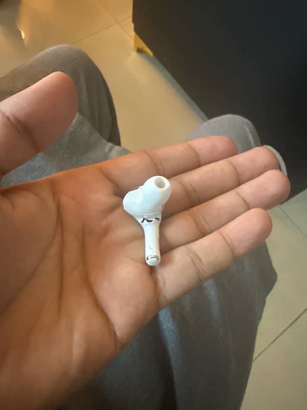 read full Add airpods pro 2nd Generation left side 0