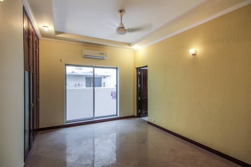 01 Kanal Slightly Used Well Maintained Like Brand New Modren Designe Bungalow For Sale In DHA Phase-4 Near To Park 8