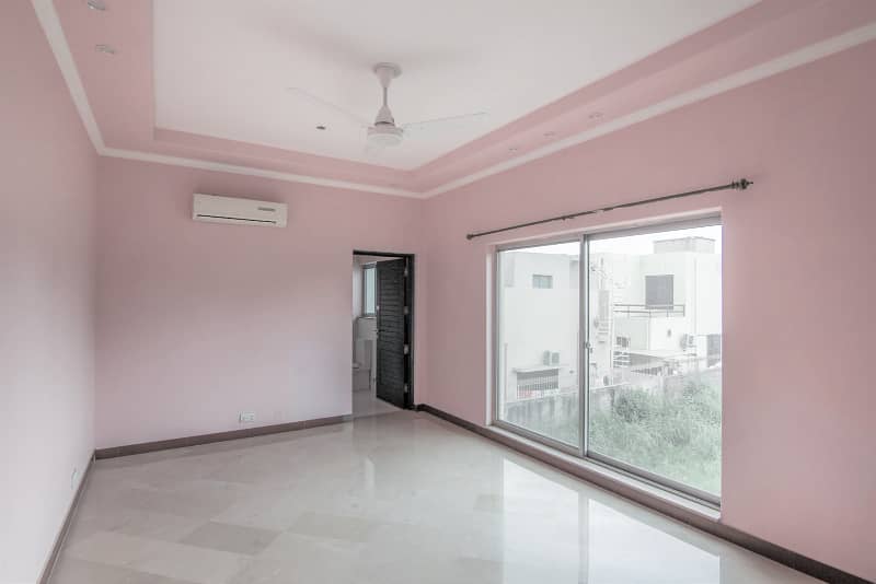 01 Kanal Slightly Used Well Maintained Like Brand New Modren Designe Bungalow For Sale In DHA Phase-4 Near To Park 15