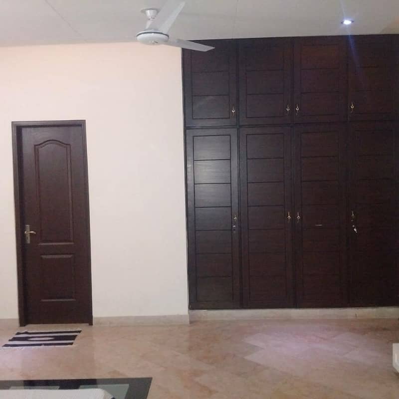 01 Kanal Slightly Used Well Maintained Like Brand New Modren Designe Bungalow For Sale In DHA Phase-4 Near To Park 20