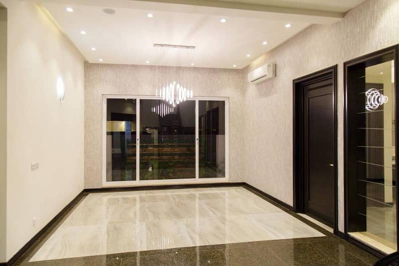 01 Kanal Slightly Used Well Maintained Like Brand New Modren Design Bungalow For Sale In DHA Phase-5 Near To Park 11