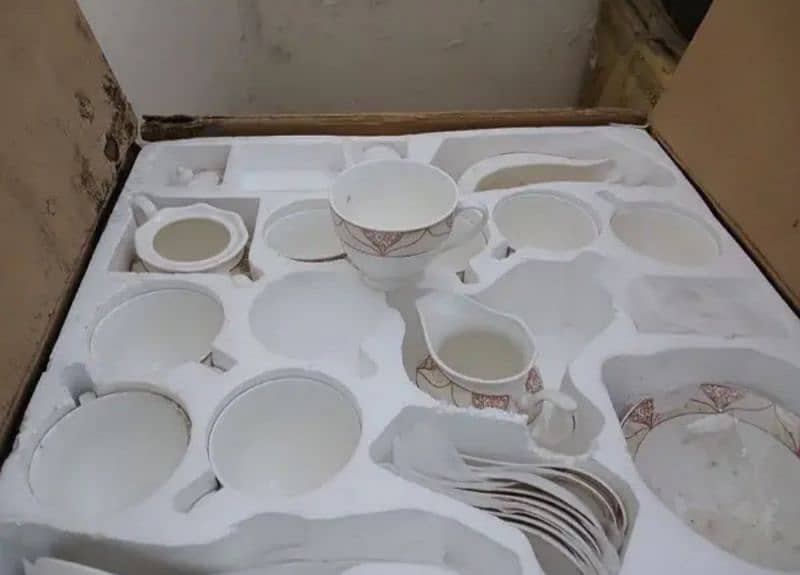 4 different dinner set brand new untouch available now 8