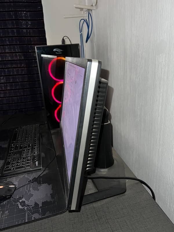 gaming pc with table and screen 4