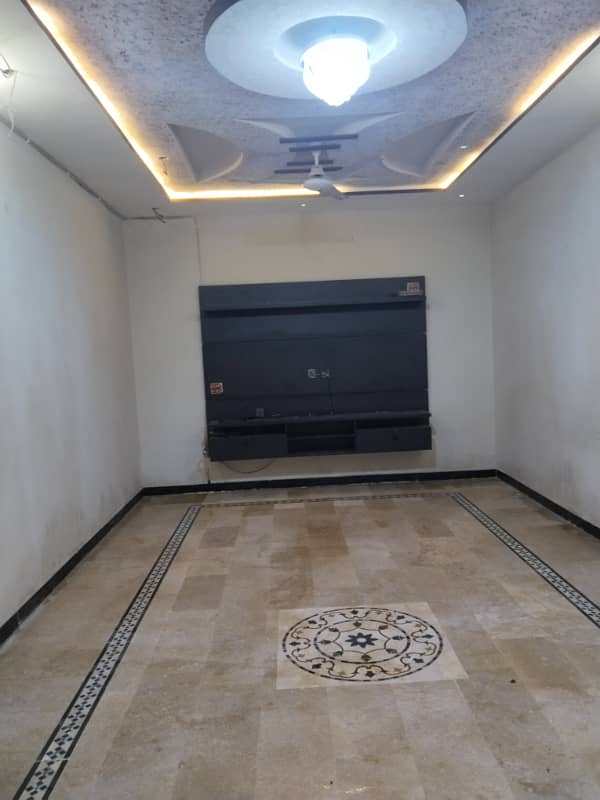 Ghouri town Ground floor water electrity Available 6