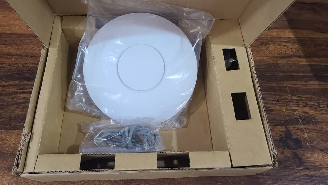 Ubiquiti UniFi UAP-AC-HD Access Point | Branded used (With Box) 1