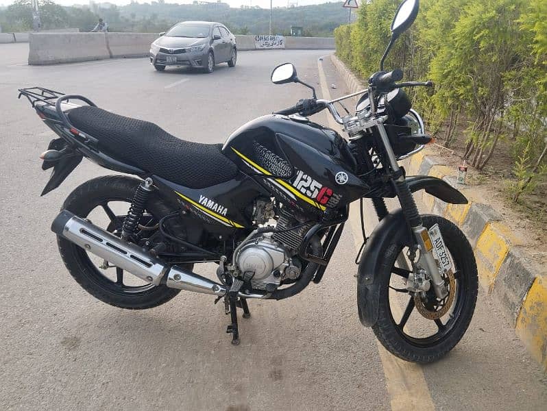 Yamaha YBR 125G jiska party dur rahen argent sel mein 0