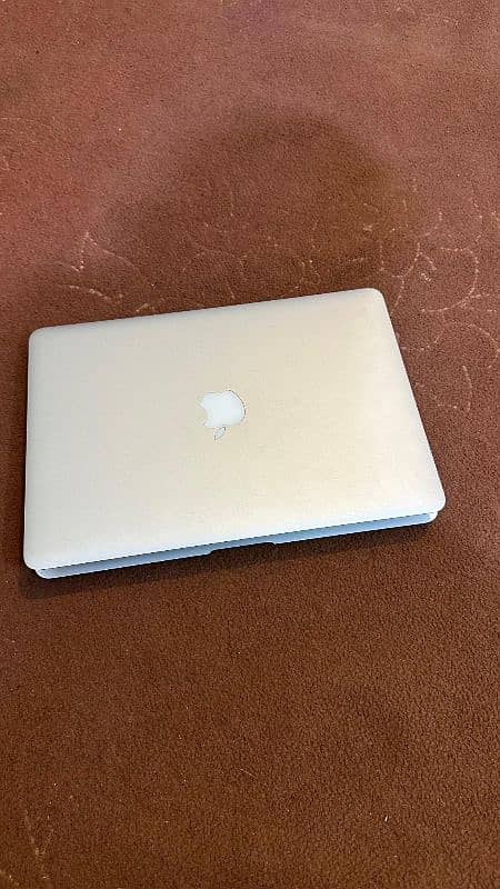 Macbook air 2017 13 inch 10//10 condition 2