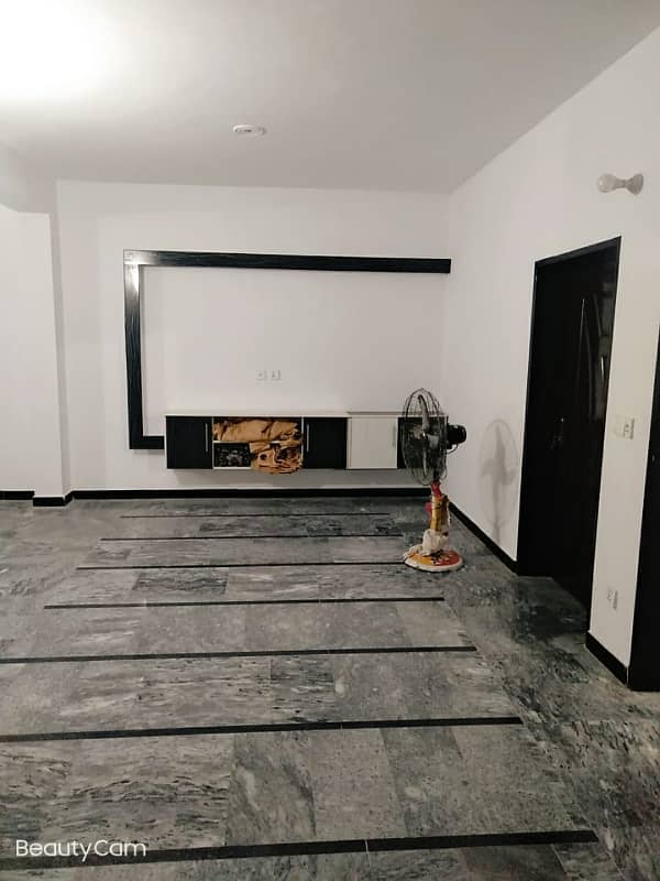 Vip beautiful 5 marla upper portion is available for rent in sabzazar lhr 4