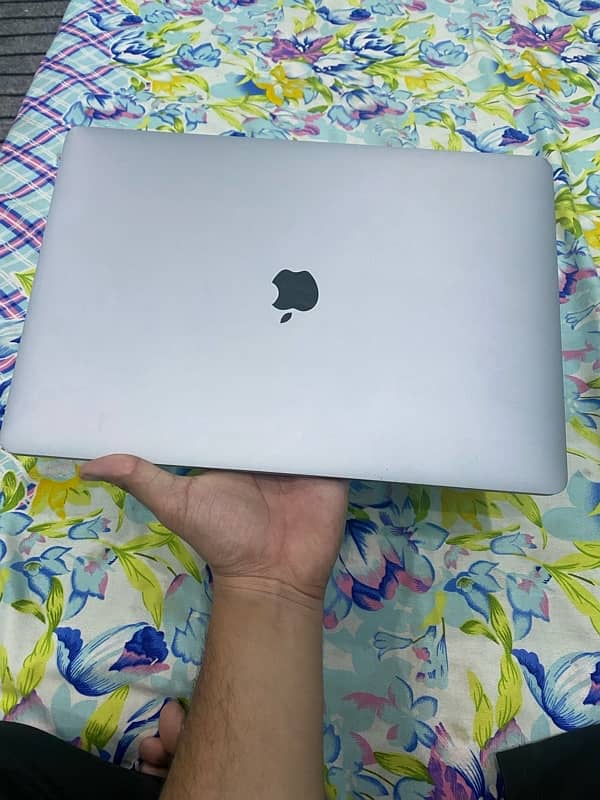 MacBook Pro 2017  15 inches 0