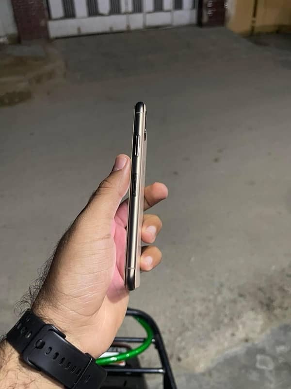 iphone xs 64gb  gold colour 4