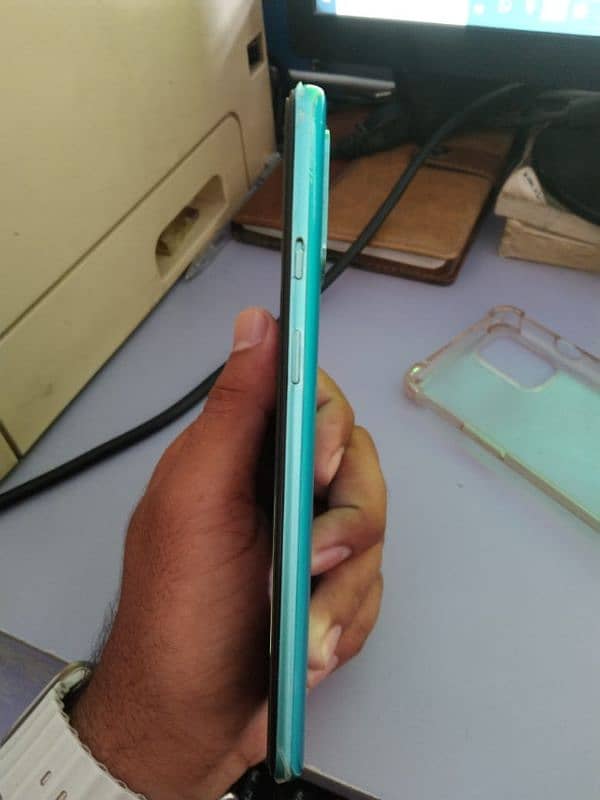 One plus 8t dual sim 256 GB memory koi fault nai ha All okay 1