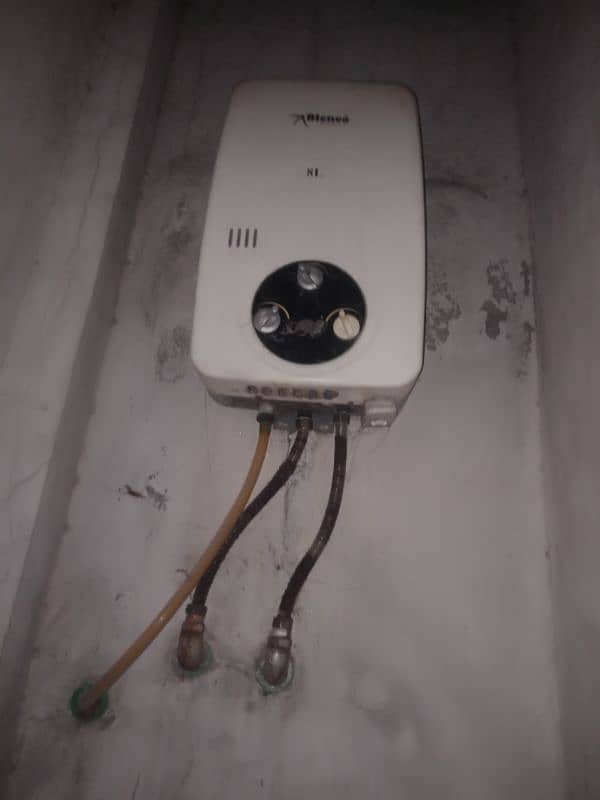 Blenco 8 litres instant gyser all ok hai no fault no repair 10/10 3