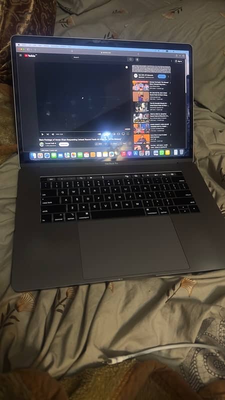 MacBook Pro 2018 i9 15-inch 0