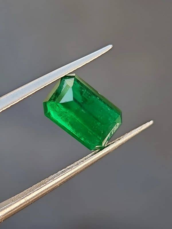 Natural Emerald 2.28 ct – Green Gemstone from Swat, Pakistan 2