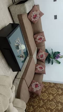 L shaped Corner Sofa with 7 Cushions + Center Table