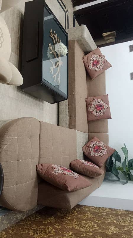 L shaped Corner Sofa with 7 Cushions + Center Table 2