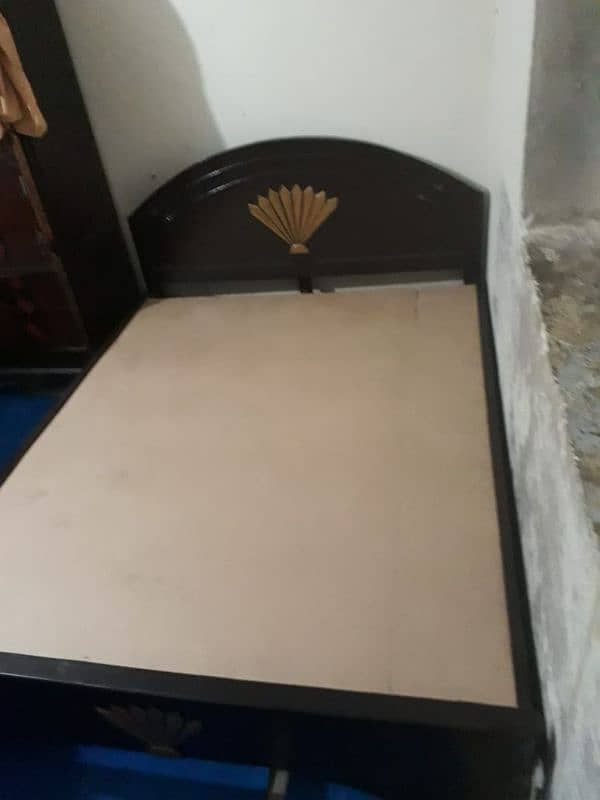 wooden bed good condition 1