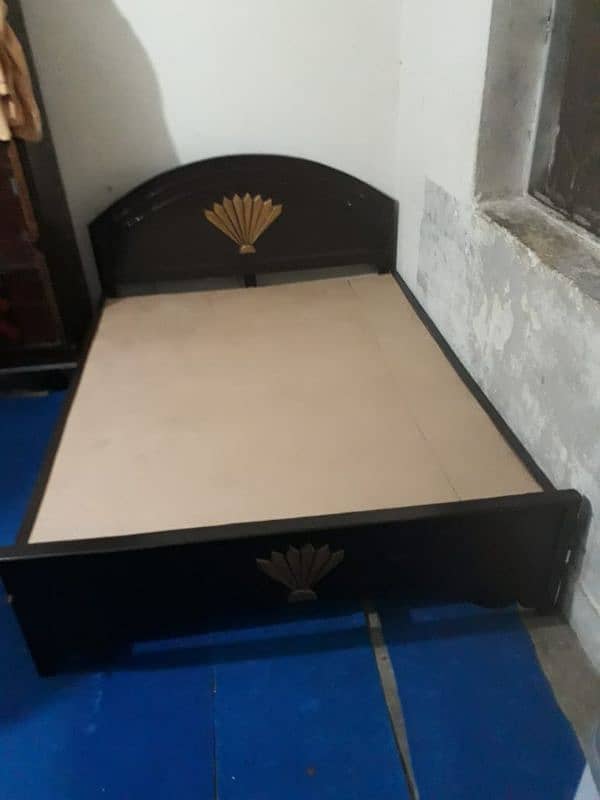 wooden bed good condition 2