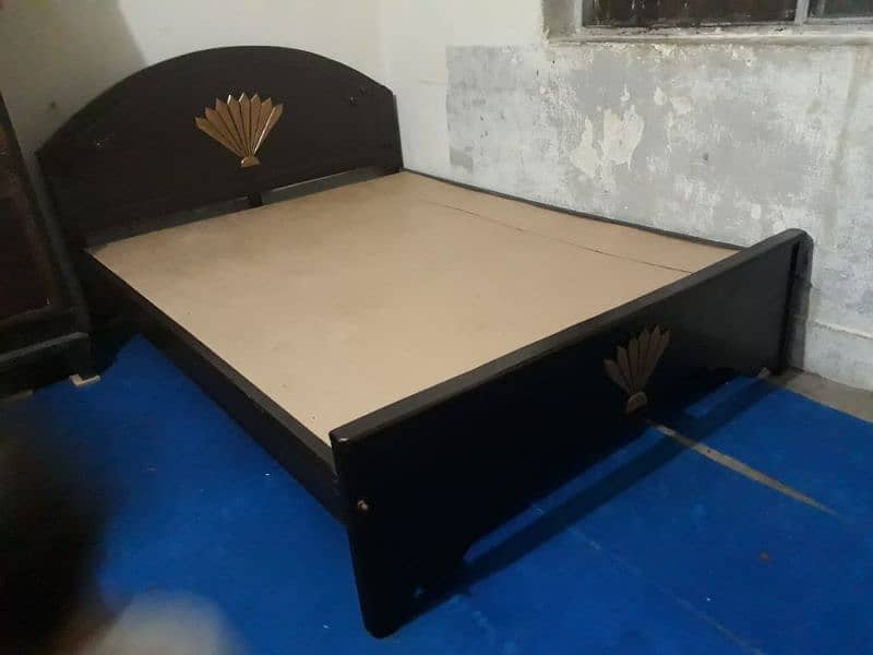 wooden bed good condition 3