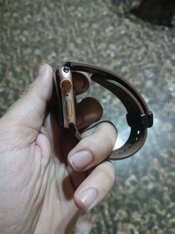 apple watch series 5 40 mm  just watch 4