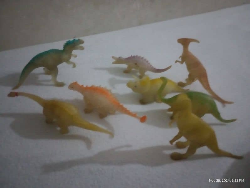 8 pieces dinosaur action figure almost new condition 0