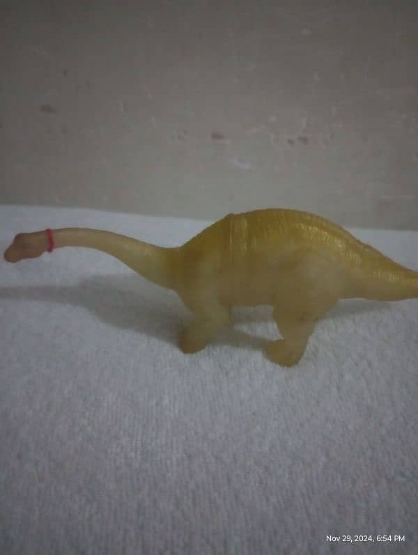 8 pieces dinosaur action figure almost new condition 2