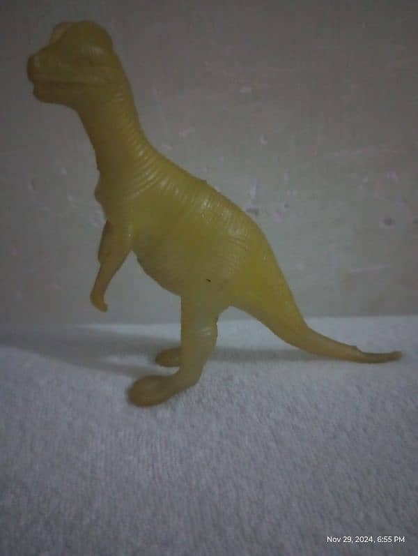 8 pieces dinosaur action figure almost new condition 6