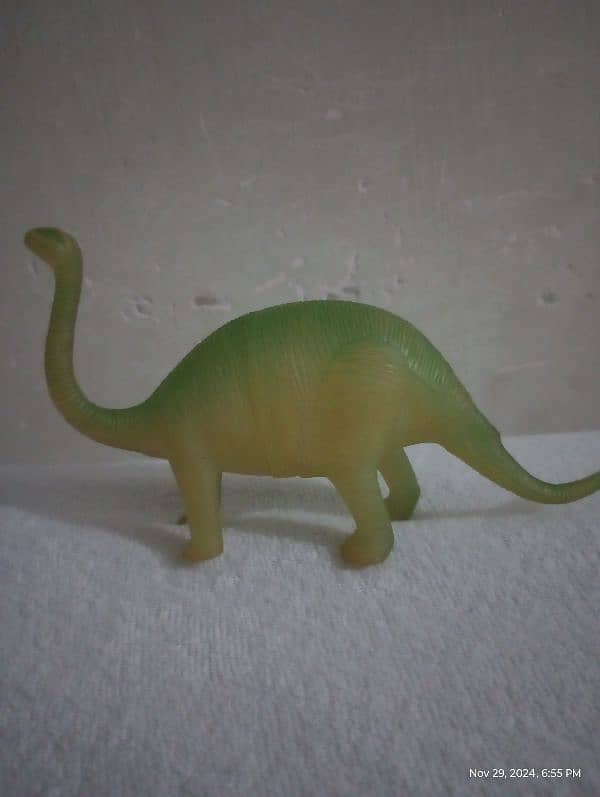 8 pieces dinosaur action figure almost new condition 7