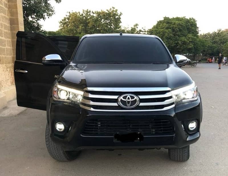 Toyota Hilux 2021 Revo V 7