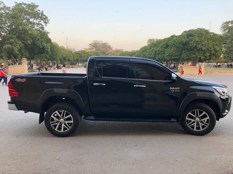 Toyota Hilux 2021 Revo V 12