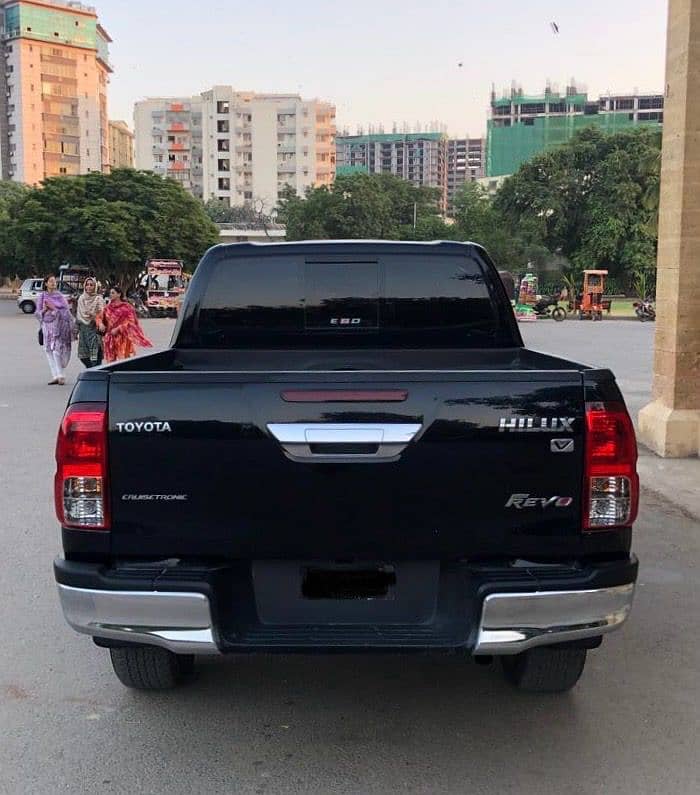 Toyota Hilux 2021 Revo V 13