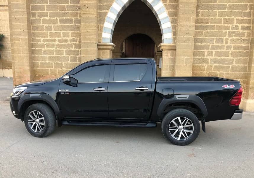 Toyota Hilux 2021 Revo V 14