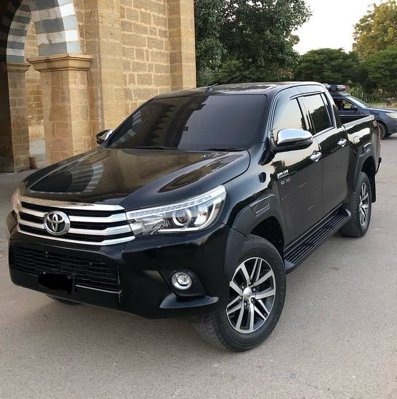 Toyota Hilux 2021 Revo V 15