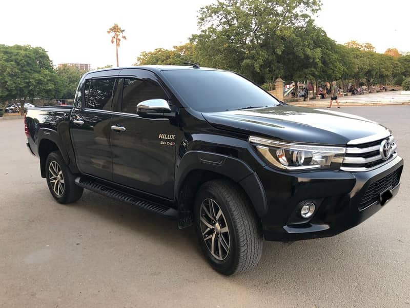 Toyota Hilux 2021 Revo V 16