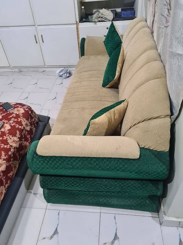 10/10 condition Sofa set 6 seater Almost new 3