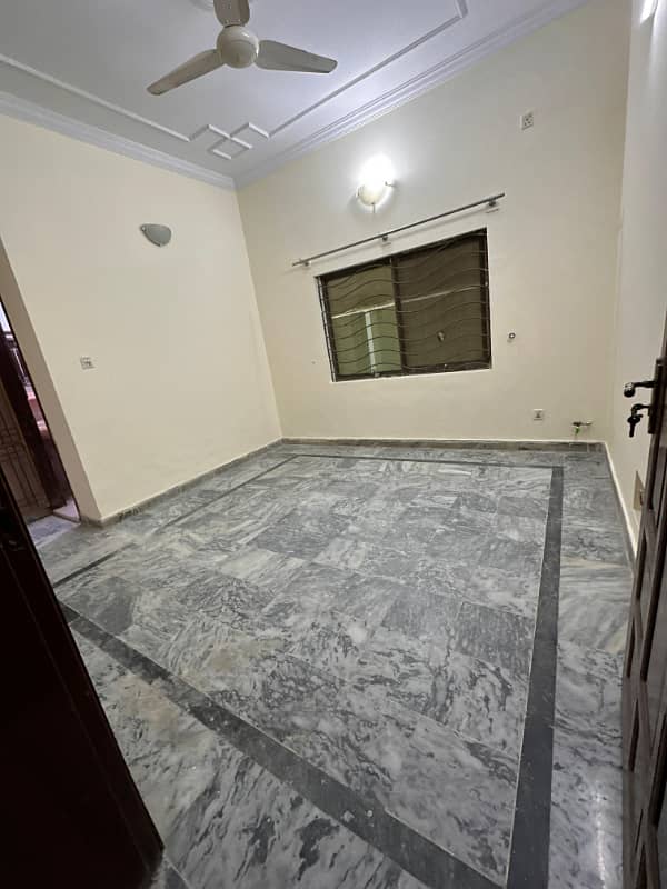 Vip flat for rent location Zeeshan street 2bed TV lounge drawing room kichan 3bath bijli gass miter seprat tanks sperat 0