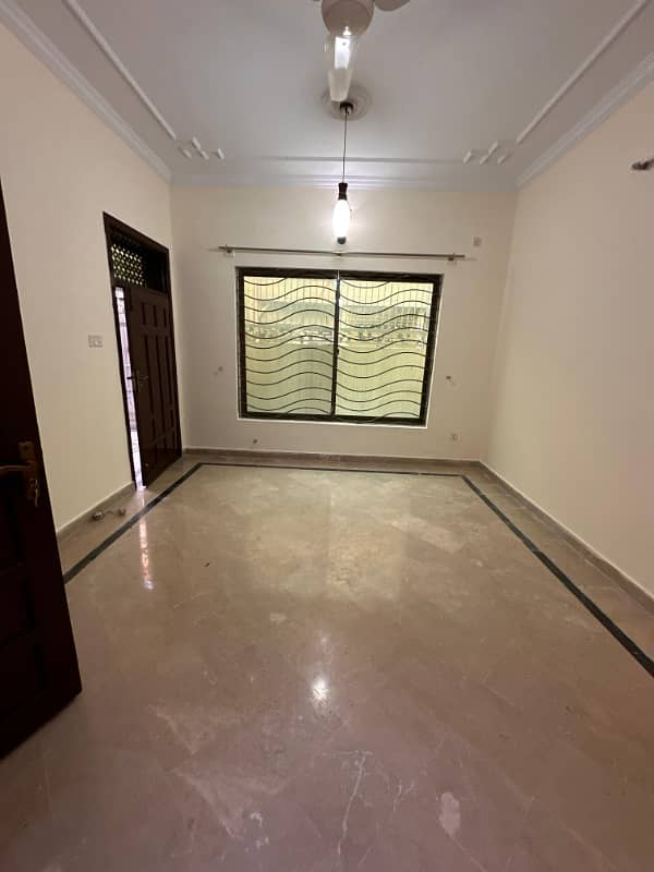 Vip flat for rent location Zeeshan street 2bed TV lounge drawing room kichan 3bath bijli gass miter seprat tanks sperat 4