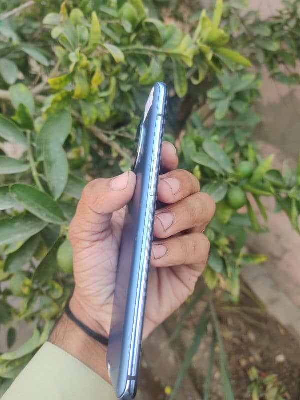 i am selling my one Plus 7t phone 1