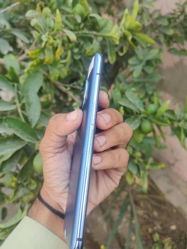 i am selling my one Plus 7t phone 2