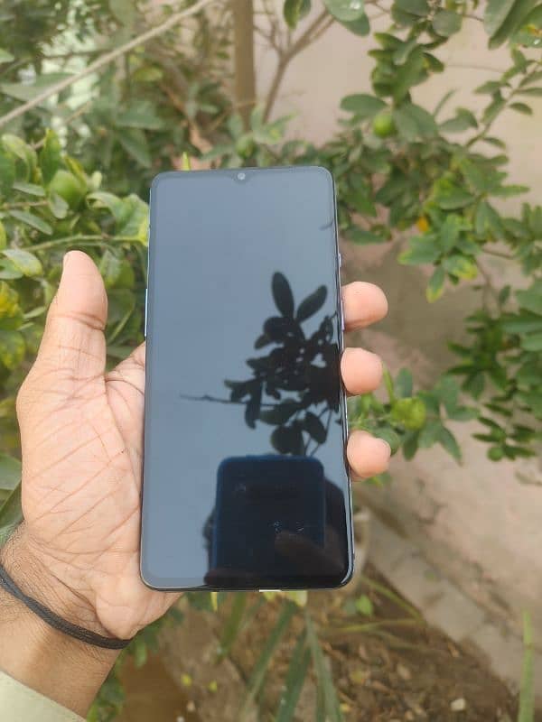 i am selling my one Plus 7t phone 4